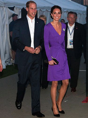 Doesn't purple look marvellous with a bronzed glow? Here's Kate looking sensational in her purple Issa dress, up-do and chic, black accessories. Block colour looks fabulous on K-Middy