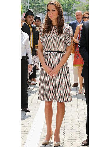 <p>Singapore is Kate's new playground. The gorgeous Duchess arrived in the for her second day dressed to kill. Kate chose a pretty patterned silk skirt and top by Asian designer Raoul. We think she looks super doper pretty - as per usual</p>
