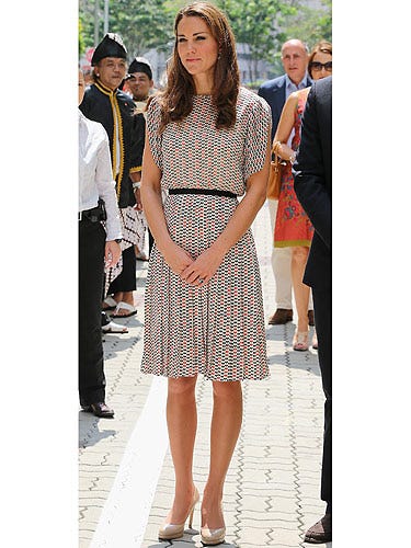 image <p>Singapore is Kate's new playground. The gorgeous Duchess arrived in the for her second day dressed to kill. Kate chose a pretty patterned silk skirt and top by Asian designer Raoul. We think she looks super doper pretty - as per usual</p>
<p> </p>