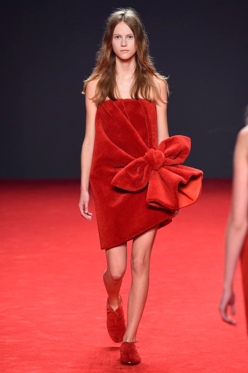 <p>Viktor & Rolf used the humble towell as inspiration for its Haute Couture collection. Just-hopped-out-of-the-shower chic <em>totally</em> has a ring to it...</p>
<p><a href="http://www.cosmopolitan.co.uk/fashion/news/vogue-gala-paris-fashion-week" target="_blank">KIM AND KENDALL'S BALMAIN ARMY</a></p>
<p><a href="http://www.cosmopolitan.co.uk/fashion/news/paris-fashion-week-celebrities" target="_blank">WHAT THE STARS ARE WEARING ON THE FRONT ROW</a></p>
<p><a href="http://www.cosmopolitan.co.uk/fashion/news/paris-fashion-week-street-style-2014" target="_blank">AMAZING STYLE FROM THE STREETS OF PARIS </a></p>