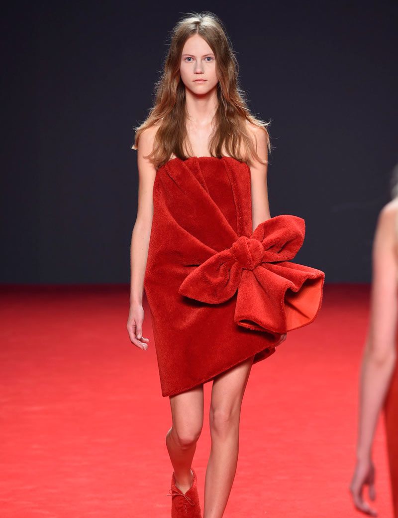 <p>Viktor & Rolf used the humble towell as inspiration for its Haute Couture collection. Just-hopped-out-of-the-shower chic <em>totally</em> has a ring to it...</p>
<p><a href="http://www.cosmopolitan.co.uk/fashion/news/vogue-gala-paris-fashion-week" target="_blank">KIM AND KENDALL'S BALMAIN ARMY</a></p>
<p><a href="http://www.cosmopolitan.co.uk/fashion/news/paris-fashion-week-celebrities" target="_blank">WHAT THE STARS ARE WEARING ON THE FRONT ROW</a></p>
<p><a href="http://www.cosmopolitan.co.uk/fashion/news/paris-fashion-week-street-style-2014" target="_blank">AMAZING STYLE FROM THE STREETS OF PARIS </a></p>