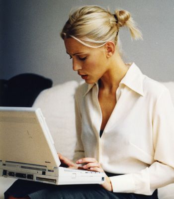 Ear, Product, Hairstyle, Office equipment, Sitting, Blazer, White-collar worker, Job, Employment, Computer, 