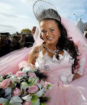 Petal, Event, Bouquet, Bridal clothing, Dress, Veil, Bridal veil, Photograph, Hair accessory, White, 