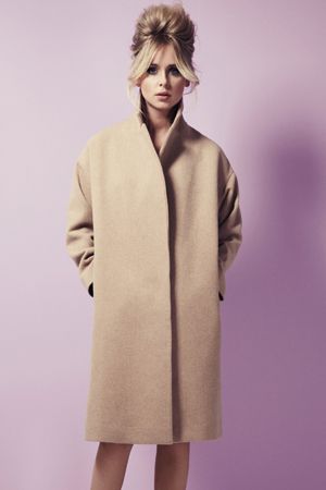 Hairstyle, Sleeve, Coat, Shoulder, Collar, Textile, Standing, Joint, Overcoat, Style, 