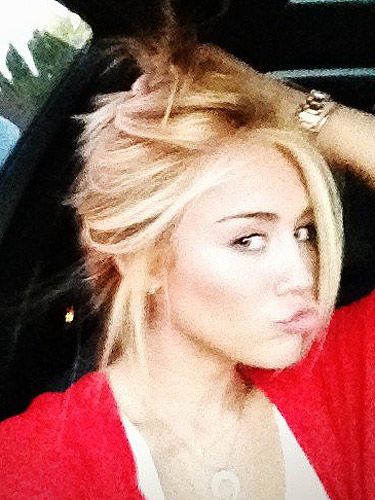 Miley Cyrus shows off blonde hairstyle on Twitter