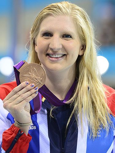 Happy, Facial expression, Blond, Award, Electric blue, Gold medal, Tooth, Medal, Brown hair, Speech, 