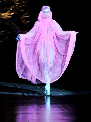 Purple, Pink, Magenta, Violet, Costume design, Art, Lavender, Stage, Dancer, Costume, 