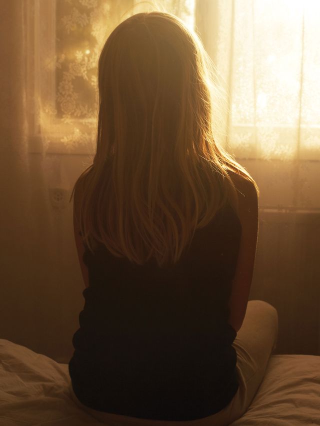 Hairstyle, Shoulder, Interior design, Back, Sunlight, Light, Tints and shades, Long hair, Backlighting, Beauty, 