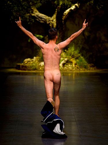 Human leg, Barechested, People in nature, Chest, Knee, Muscle, Trunk, Abdomen, Performance art, Calf, 