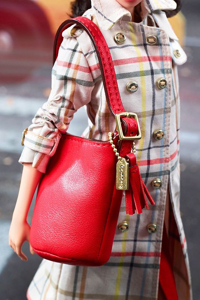 Sleeve, Pattern, Textile, Bag, Red, Style, Fashion accessory, Street fashion, Plaid, Hat, 