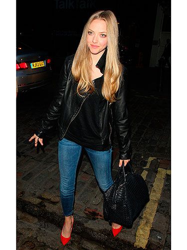 Amanda Seyfried jazzes up jeans and a T ...