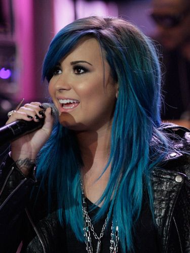 Demi Lovato's new blue hair :: Four shades of hair dye used over FIVE hours