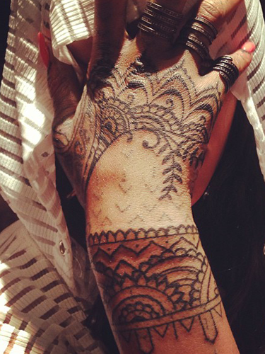 Rihanna's Henna-inspired hand tattoo :: Celebrity style news