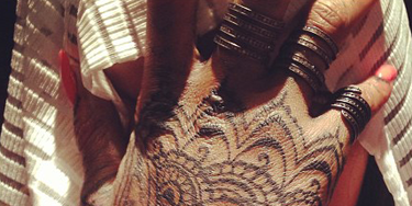 Rihanna S Henna Inspired Hand Tattoo Celebrity Style News