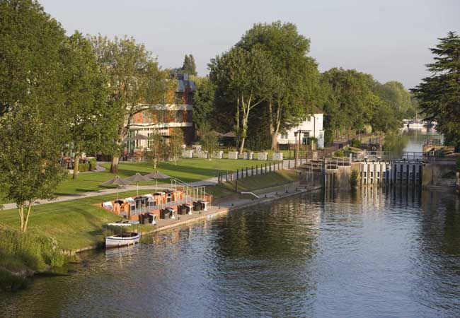 Body of water, Waterway, Water, Canal, River, Bank, Natural landscape, Watercourse, Town, Tree, 