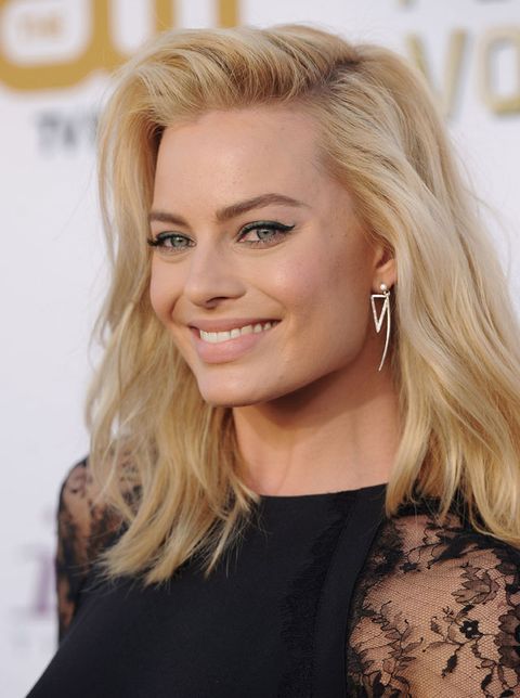 Oh Look Margot Robbie Brought Her New Brown Hair To The Oscars