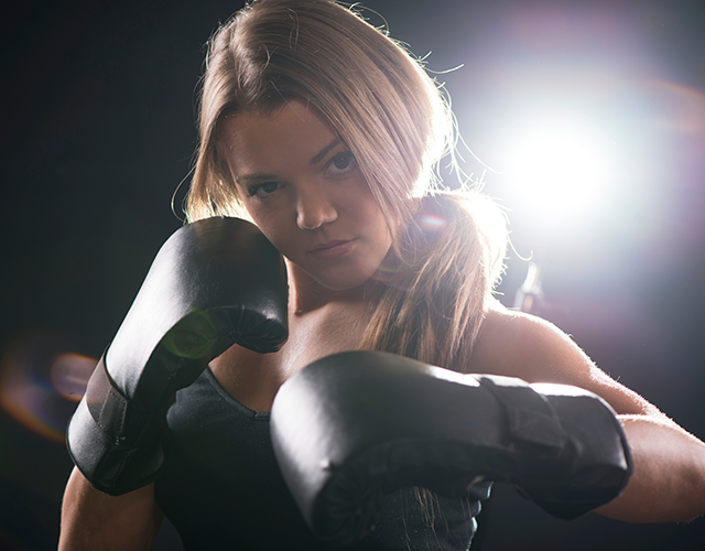 Elbow, Glove, Knee, Boxing equipment, Striking combat sports, Contact sport, Flash photography, Blond, Brown hair, Dumbbell, 