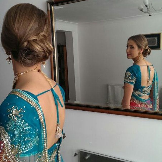 Hairstyle, Shoulder, Fashion accessory, Jewellery, Fashion, Neck, Turquoise, Teal, Mirror, Interior design, 