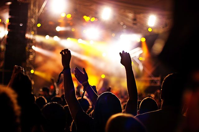 Finger, Event, Music, Entertainment, Performing arts, Music artist, Pop music, Rock concert, Crowd, Music venue, 