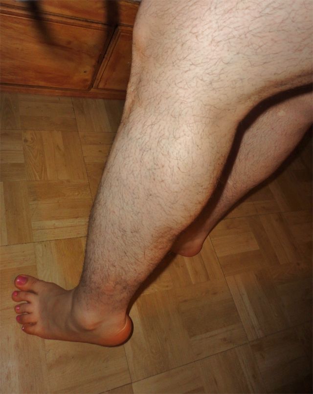 Toe, Skin, Human leg, Barefoot, Joint, Flooring, Foot, Organ, Tan, Muscle, 
