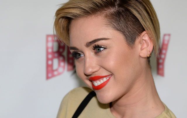 Miley Cyrus shows off growing out short hair and an amazing Britney ...