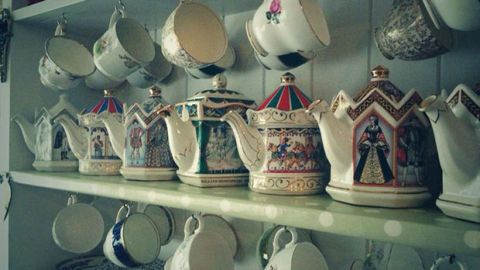 Serveware, Dishware, Porcelain, Ceramic, earthenware, Pottery, Shelf, Collection, Lighting accessory, Creative arts, 