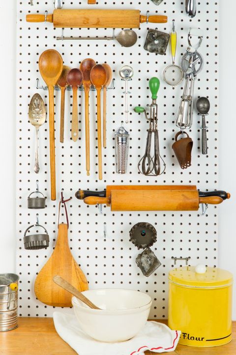 Serveware, Dishware, Circuit component, Kitchen utensil, Resistor, Tool, Juice, Metalworking hand tool, Cup, Porcelain, 