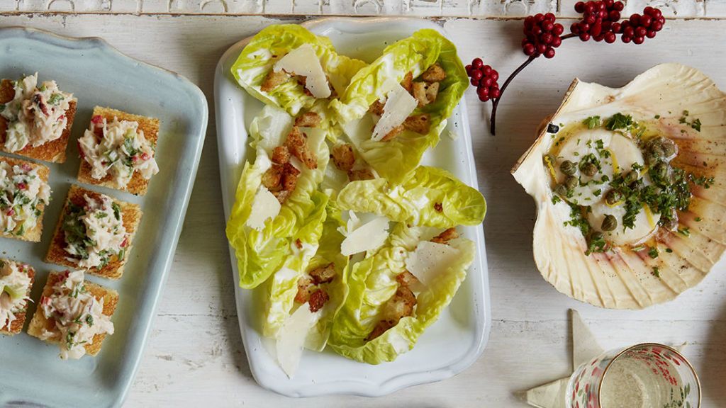 https://hips.hearstapps.com/countryliving.cdnds.net/16/45/1024x576/hd-aspect-1478608823-caesar-salad-cups.jpg?resize=1200:*