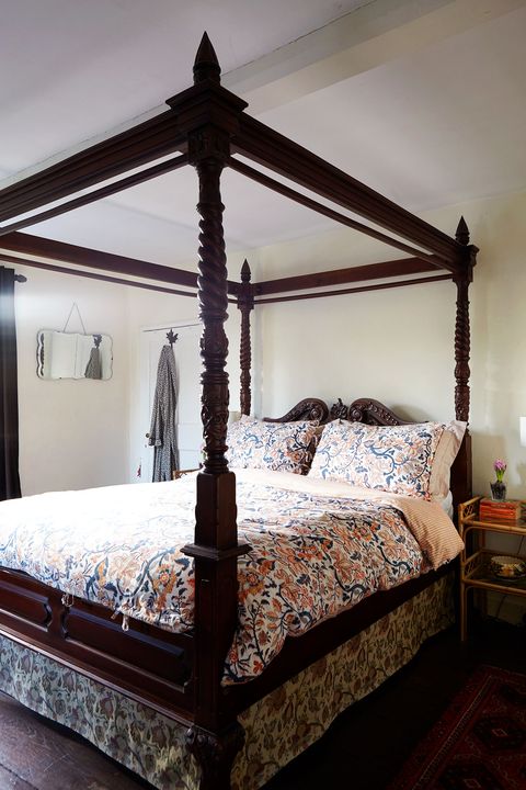 four poster bed