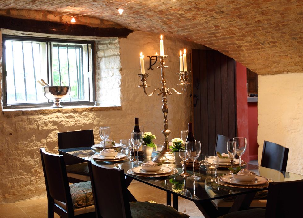 Dryhill - Cotswolds - dining room - Luxury Cotswold Rentals