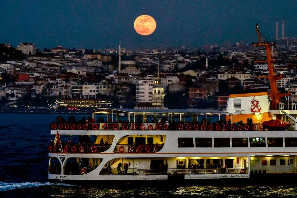 Istanbul super blue blood moon