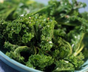 Kale is one of the richest nutrient sources on earth, jam-packed with the essential vitamins and minerals that your brain depends on. Kale is also a source of plant-based iron, a nutrient required – especially vegetarians and vegans – to carry oxygen to our tissues and cells. Low levels of iron in the body can lead to exhaustion and feelings of tiredness.