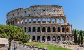 pCette visite à pied offre une excellente introduction à l'histoire fascinante de la ville, notamment aux attractions emblématiques comme la fontaine de Trevi et la Piazza Navona.'s fascinating history, including iconic attractions like the Trevi Fountain and Piazza Navona.</p>