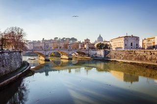 Pour une vue plus tranquille des principaux sites de Rome, ce bus à monter et à descendre est une alternative populaire./p's major landmarks, this hop-on, hop-off bus is a popular alternative.</p>