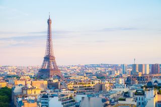 pQuel meilleur endroit pour profiter d'une vue panoramique de Paris que le niveau supérieur de la célèbre tour de la ville ? /p's famous tower?</p>