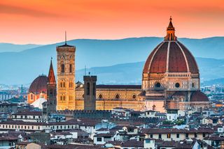 Ce voyage plein de surprises commence à Florence avant de se poursuivre à Sienne et dans la région viticole du Chianti. Une visite de la célèbre tour penchée de Pise constitue la dernière étape de la journée.'s famous leaning tower is the last stop of the day.