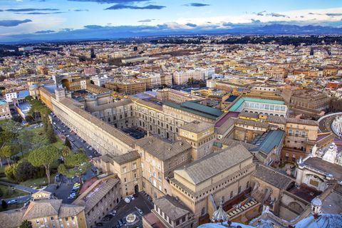 <p>This 3-in-1 'Skip The Line' tour takes in Rome's most famous sites in one day.</p>