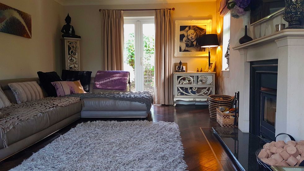 Surrey house - raffle - living room - DOTS