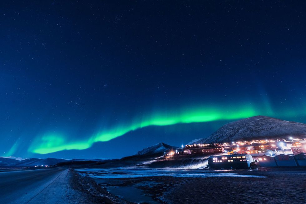 Aurora, Night, Sky, Green, Natural landscape, Atmosphere, Landscape, Horizon, Atmospheric phenomenon, Winter, 