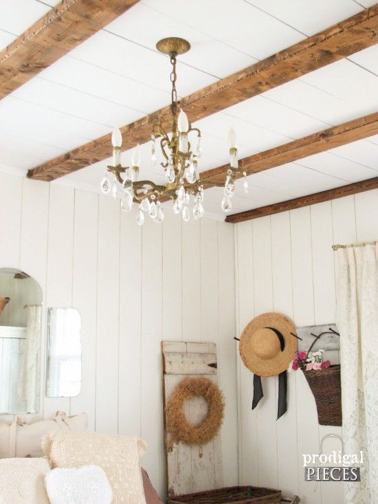 https://hips.hearstapps.com/countryliving/assets/16/07/1455915403-chandelier-farmhouse-bedroom-e1429093019785.jpg