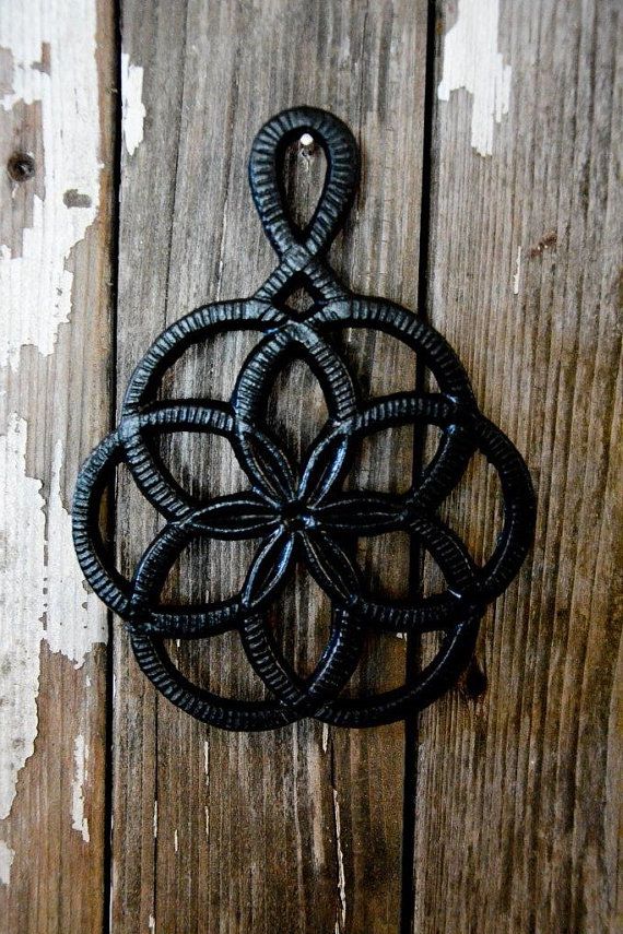 https://hips.hearstapps.com/countryliving/assets/16/32/1470849019-cast-iron-trivet.jpg