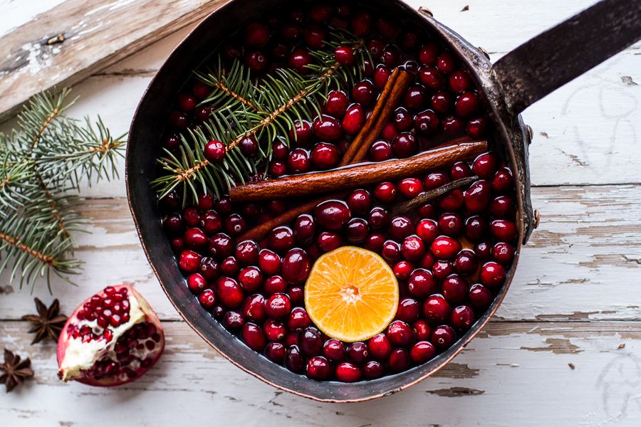 Here's how to make your home smell like Christmas. Using a mini crockpot so  it can simmer all day add water, rosemary, cranberries, orange…