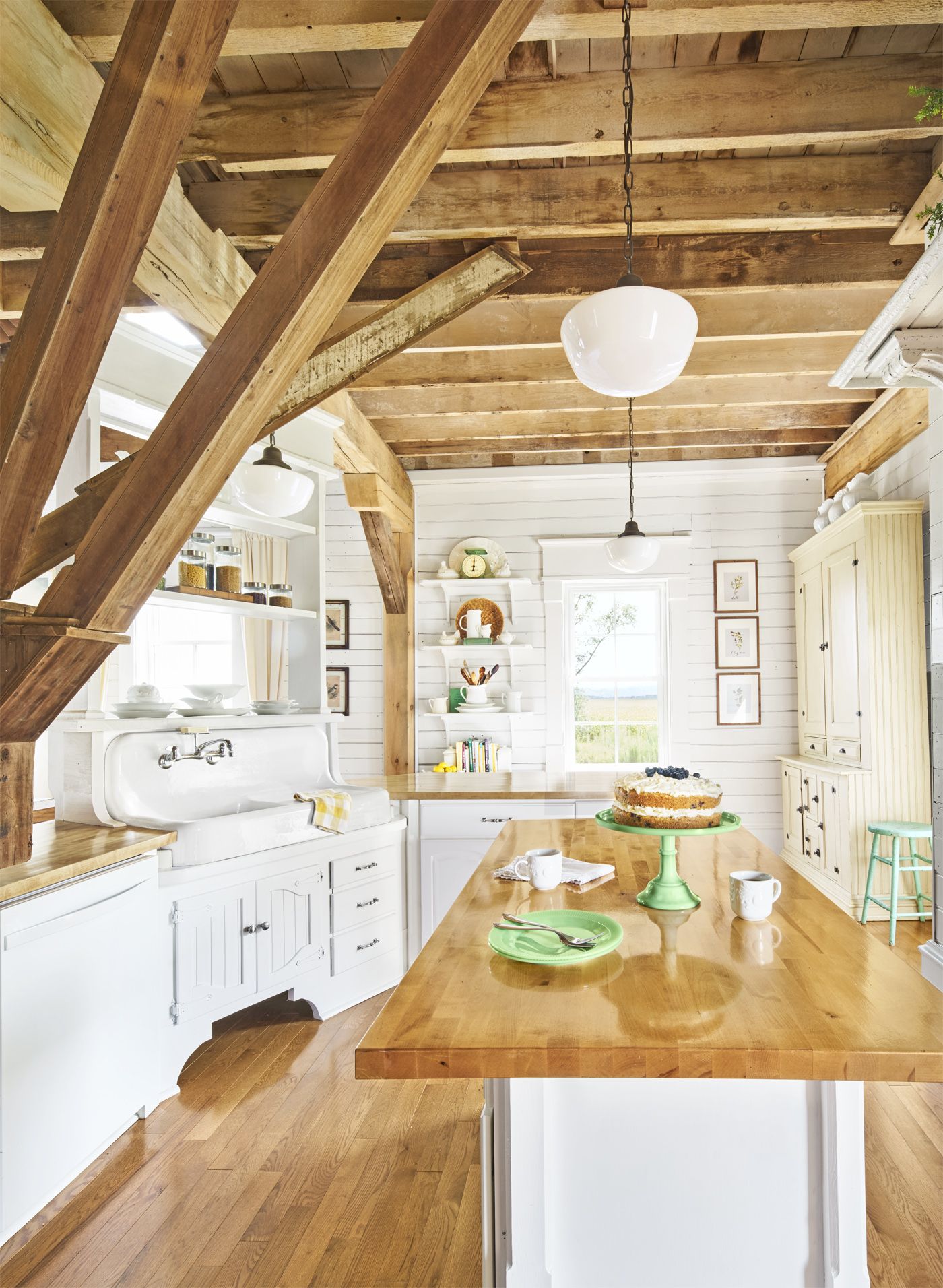https://hips.hearstapps.com/countryliving/assets/16/52/let-there-be-white-kitchen-0117.jpg