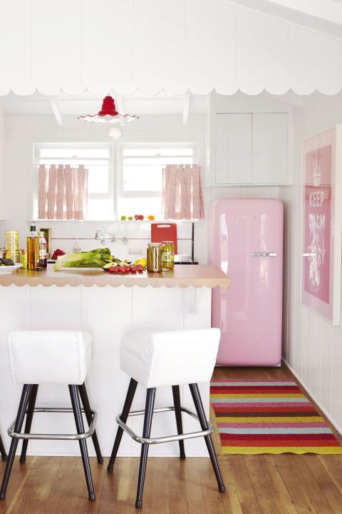 https://hips.hearstapps.com/countryliving/assets/17/14/1491424743-gallery-1488489390-wild-for-petal-pink-kitchen-0417.jpg