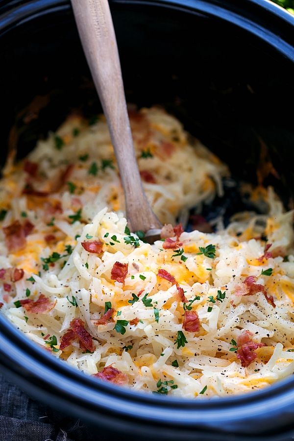 https://hips.hearstapps.com/countryliving/assets/17/16/simple-slow-cooker-hashbrown-casserole.jpg