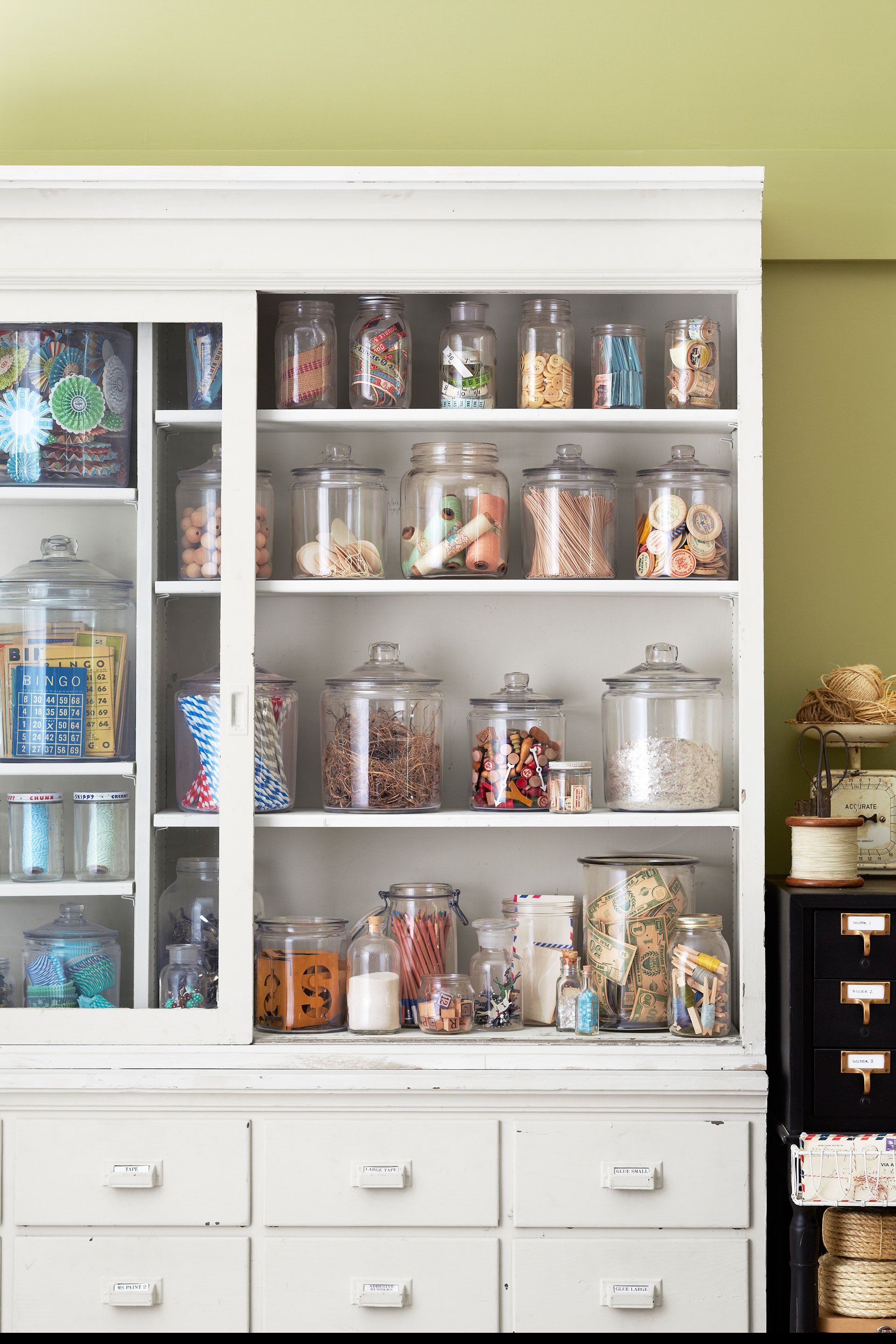 https://hips.hearstapps.com/countryliving/assets/cm/15/09/54eb7a1a7af90_-_organized-oasis-apothecary-cabinet-0414-s2.jpg