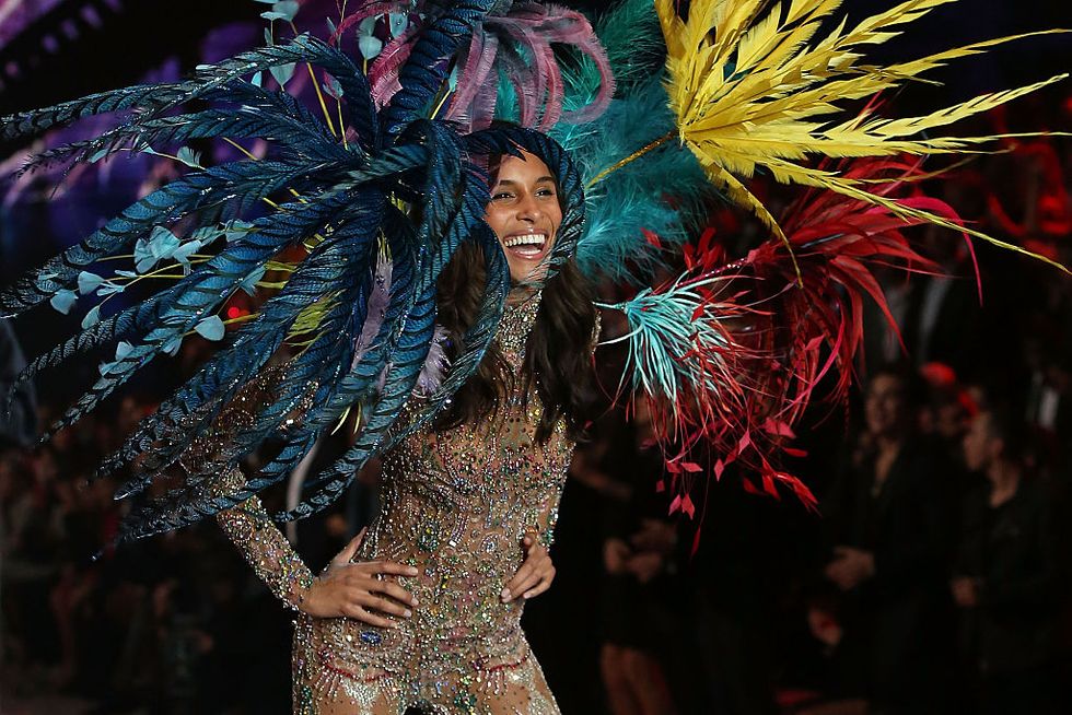 Event, Samba, Entertainment, Performing arts, Dancer, Feather, Headgear, Fashion, Carnival, Natural material, 