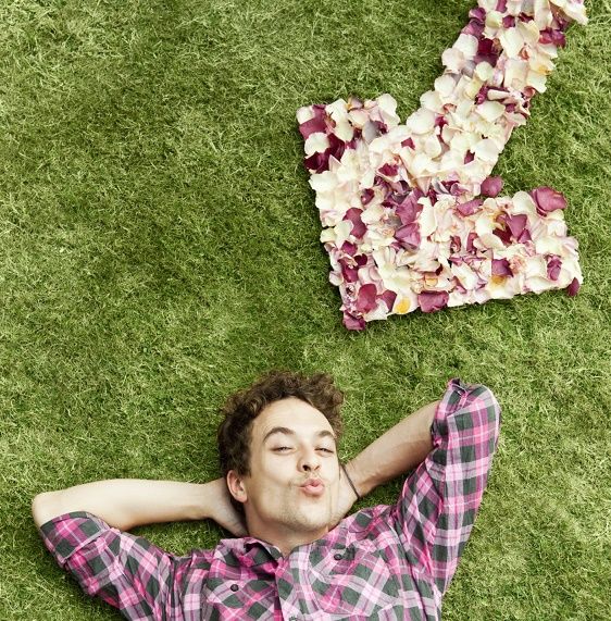 Green, Grass, Mouth, Plaid, Petal, Tartan, Pattern, People in nature, Lawn, Groundcover, 