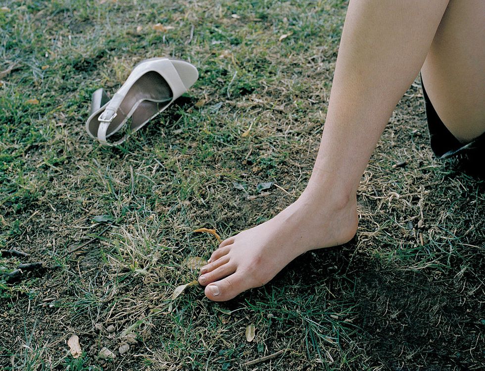 Grass, Green, Joint, Human leg, People in nature, Toe, Grey, Foot, Walking shoe, Slipper, 