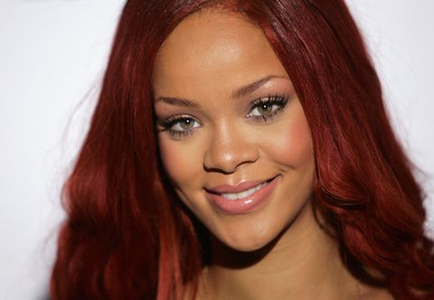 <p>雷哈娜Rihanna原本的眉毛顏色是屬於比較偏向深灰色，後來她把她染成和皮膚相近的古銅色後完全顯現出她健康有活力的那一面。</p>
